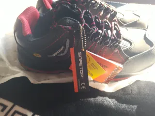 Zapatos de seguridad negros y rojos