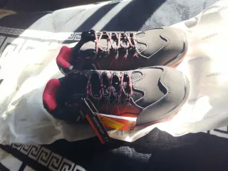 Zapatos de seguridad negros y rojos