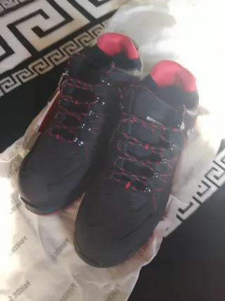 Zapatos de seguridad negros y rojos