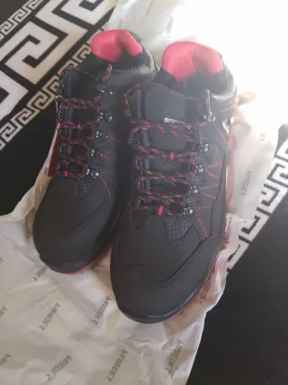 Zapatos de seguridad negros y rojos