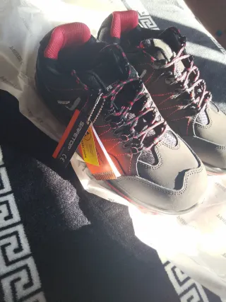 Zapatos de seguridad negros y rojos