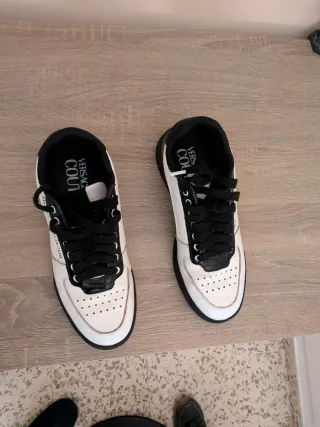 Versace Jeans Couture y zapatos casual marrones.