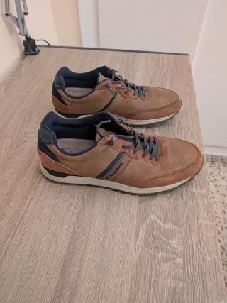 Versace Jeans Couture y zapatos casual marrones.