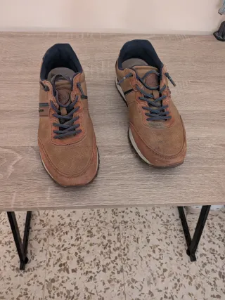 Versace Jeans Couture y zapatos casual marrones.