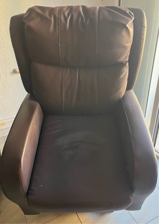 Due poltrone elettriche estensibili in pelle marrone