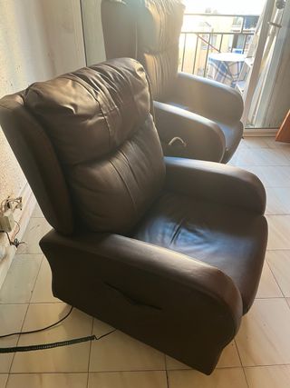 Due poltrone elettriche estensibili in pelle marrone