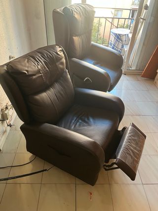 Due poltrone elettriche estensibili in pelle marrone