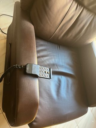 Due poltrone elettriche estensibili in pelle marrone