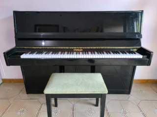 Piano vertical negro con banqueta