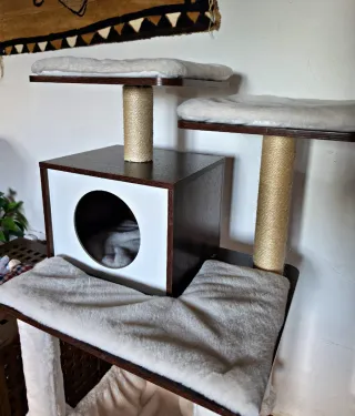 Grattatoio per gatti in legno con casetta e amaca