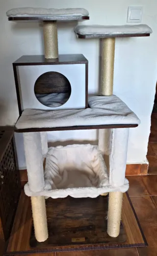Grattatoio per gatti in legno con casetta e amaca