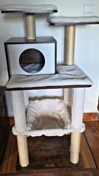 Grattatoio per gatti in legno con casetta e amaca