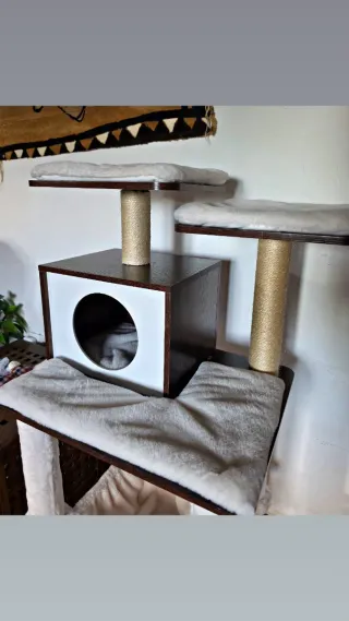 Grattatoio per gatti in legno con casetta e amaca