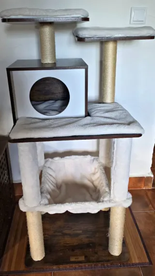 Grattatoio per gatti in legno con casetta e amaca