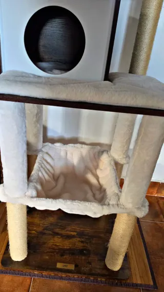 Grattatoio per gatti in legno con casetta e amaca