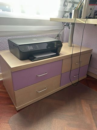 Escritorio y armario curvo madera clara y morado