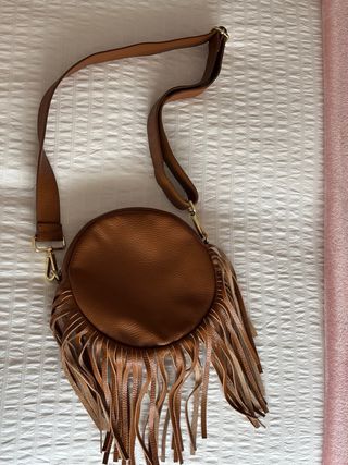 Bolso redondo piel flecos camel