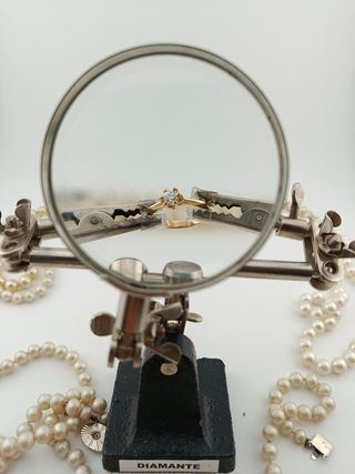 Anillo de oro con diamante