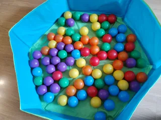 Piscina infantil con bolas