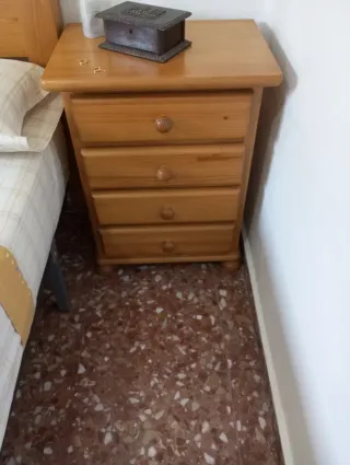 Dormitorio pino: cabezal, mesitas y semanario