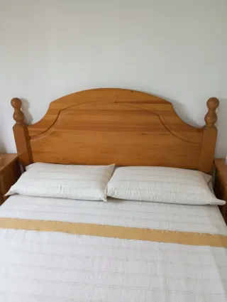 Dormitorio pino: cabezal, mesitas y semanario