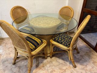 Mesa comedor cristal y 4 sillas ratán