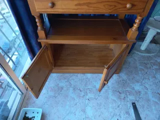 Mueble de madera con cajón y puertas