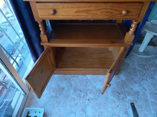 Mueble de madera con cajón y puertas