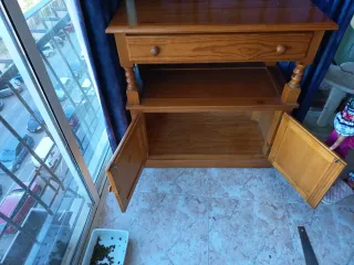 Mueble de madera con cajón y puertas