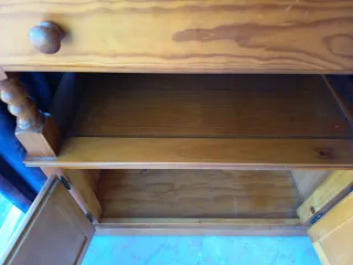 Mueble de madera con cajón y puertas