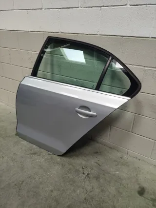 Puerta trasera izquierda VW Jetta MK6 de 2014