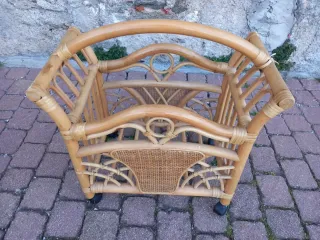 Portariviste in vimini con ruote