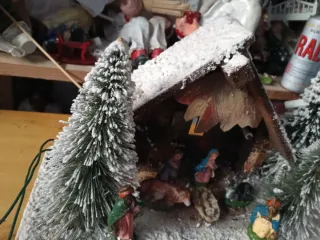 Presepe con capanna e statuine