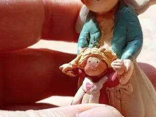 Statuina angelo con bambina Annekabouke h 5,5cm