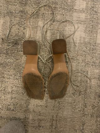 Sandálias douradas de salto baixo