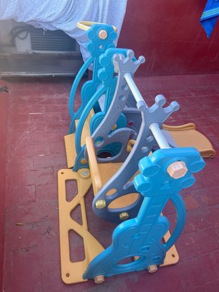 Parque infantil con tobogán y columpio