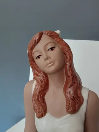 Figura de mujer sentada. 49cn de altura