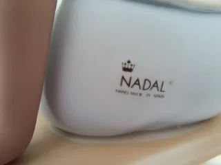 Figura de mujer sentada. 49cn de altura