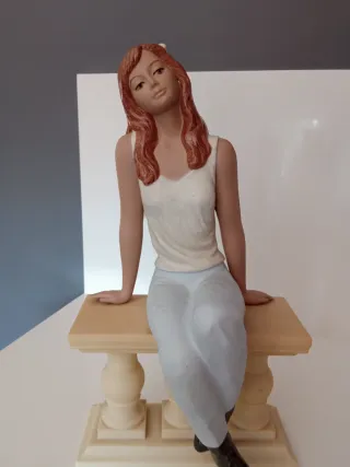 Figura de mujer sentada. 49cn de altura