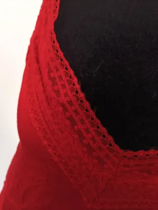 Top Lencero Rosso Stradivarius con Pizzo