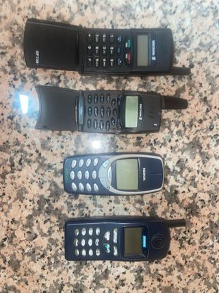 Lote di vecchi cellulari Nokia, Ericsson e Siemens