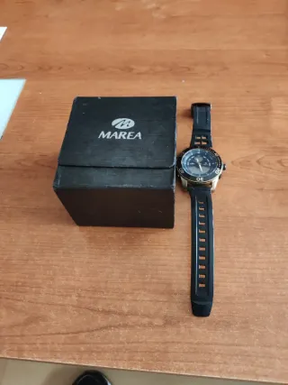 Reloj Marea Negro y Dorado