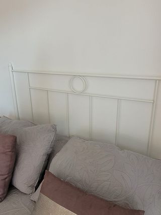 Somier 1,50, 2 mesitas, armario, cabecero forja