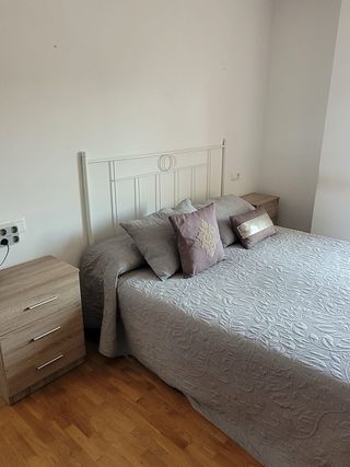 Somier 1,50, 2 mesitas, armario, cabecero forja