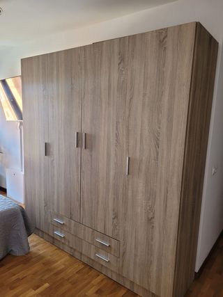 Somier 1,50, 2 mesitas, armario, cabecero forja