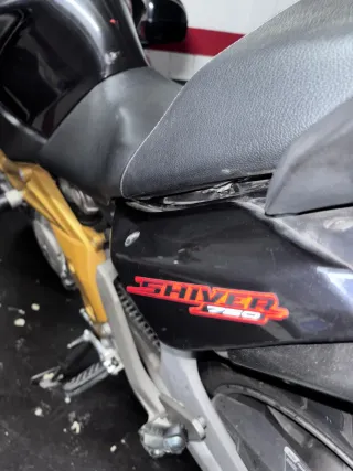 Aprilia Shiver 750 Negra/Dorada