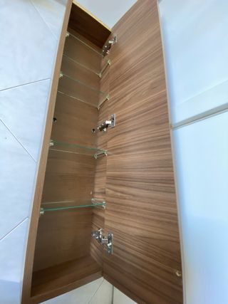 Mueble moderno con estantes de cristal