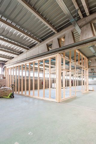 Nave industrial en alquiler en Almeda - El Corte Inglés en Cornellà de Llobregat