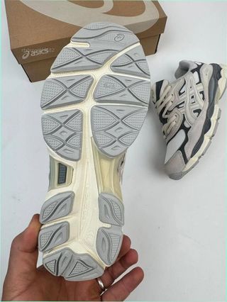ASICS Beige/Gris Talla 44