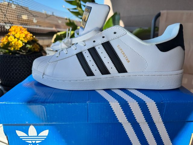 Zapatillas Adidas Superstar Blancas y Negras de segunda mano por 40 EUR en  Tarragona en WALLAPOP